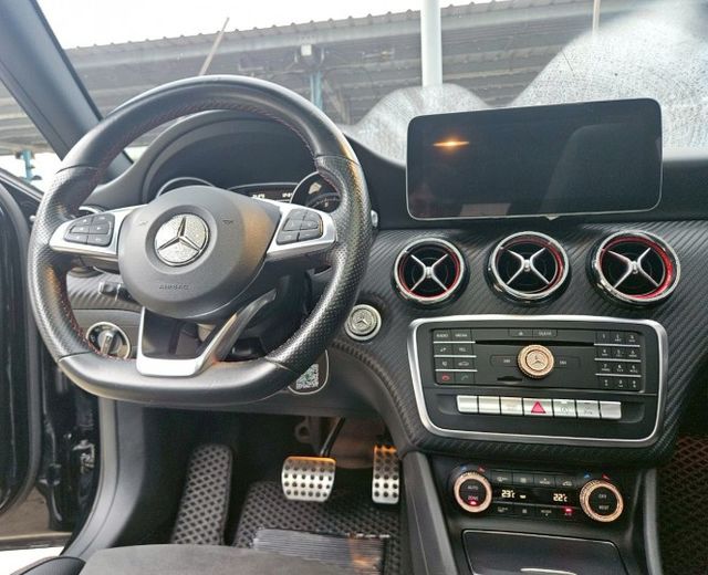 全景天窗 AMG空力套件 雙跑車座椅/電動調整/記憶/紅色安全帶 無線CARPLAY 滿天星水箱護罩  第10張相片