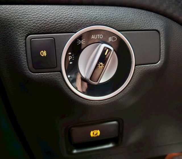 全景天窗 AMG空力套件 雙跑車座椅/電動調整/記憶/紅色安全帶 無線CARPLAY 滿天星水箱護罩  第11張相片