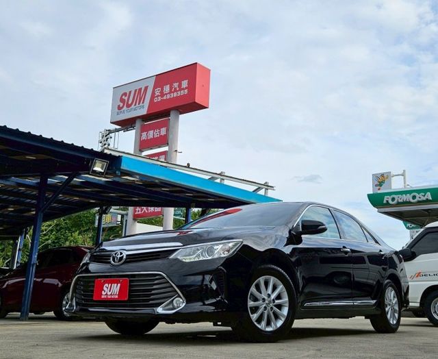 16年 Camry 2.0豪華版 僅跑9萬 免鑰匙摸門啟動 HID頭燈 循跡防滑控制 分區溫控 定速巡航 駐車雷達  第1張相片