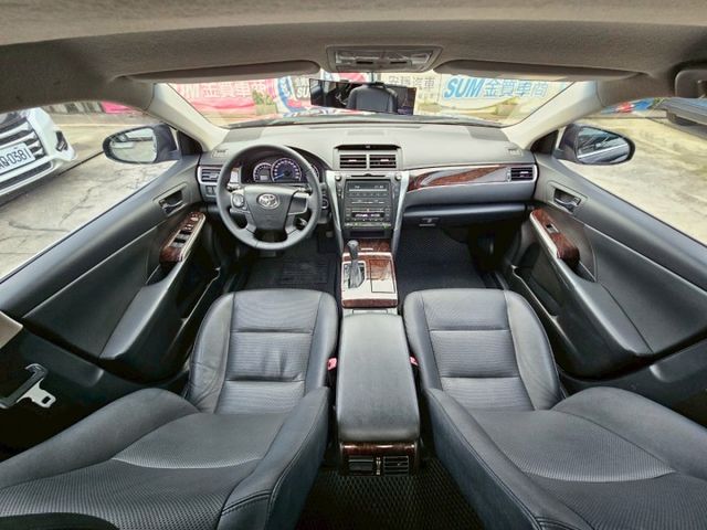 16年 Camry 2.0豪華版 僅跑9萬 免鑰匙摸門啟動 HID頭燈 循跡防滑控制 分區溫控 定速巡航 駐車雷達  第9張相片
