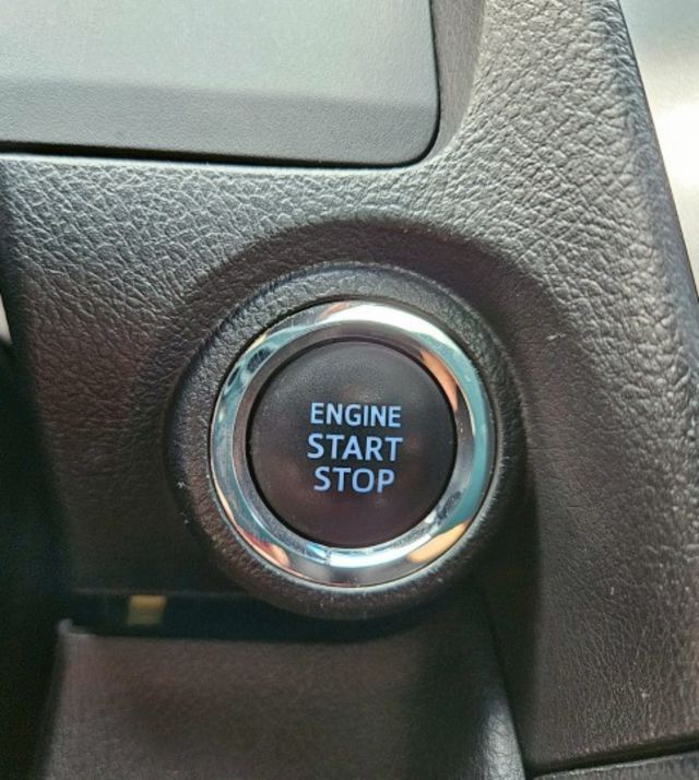 16年 Camry 2.0豪華版 僅跑9萬 免鑰匙摸門啟動 HID頭燈 循跡防滑控制 分區溫控 定速巡航 駐車雷達  第11張相片