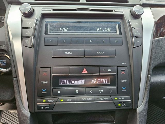 16年 Camry 2.0豪華版 僅跑9萬 免鑰匙摸門啟動 HID頭燈 循跡防滑控制 分區溫控 定速巡航 駐車雷達  第12張相片