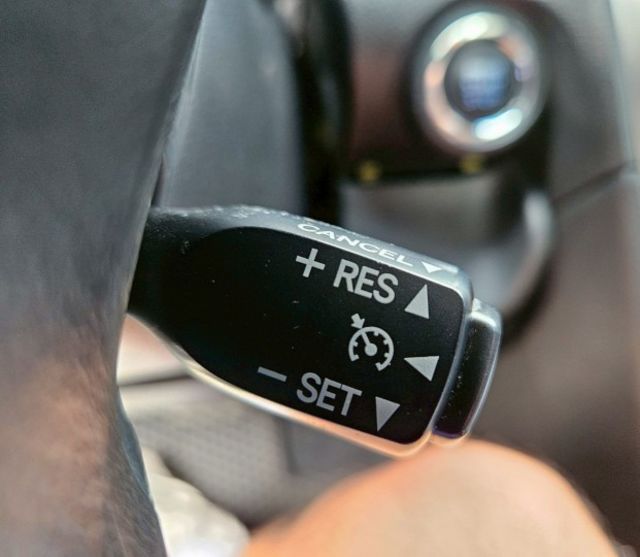 16年 Camry 2.0豪華版 僅跑9萬 免鑰匙摸門啟動 HID頭燈 循跡防滑控制 分區溫控 定速巡航 駐車雷達  第13張相片