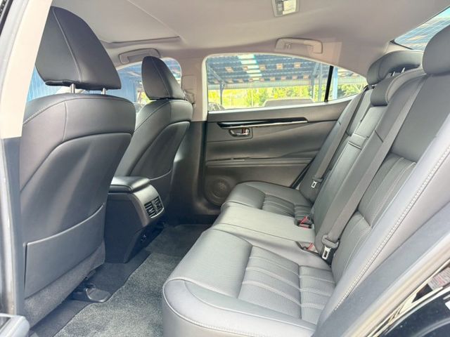 18年 ES200 原廠保養紀錄 F-SPORT水箱護罩 記憶電動椅 ACC跟車系統 車道偏離警示 分區溫控 免鑰匙摸門  第7張相片