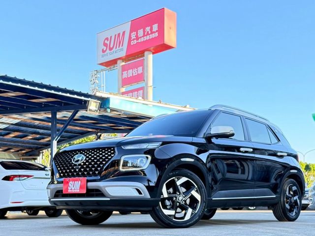 GLC 原廠保固 懷特黑 光圈日行燈 車道維持 CARPLAY 緊急煞停 導航系統 無線充電座 恆溫空調 免鑰匙摸門  第1張相片