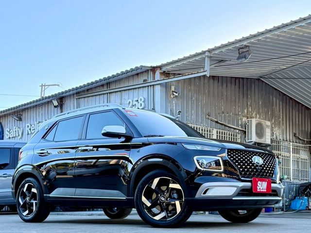 GLC 原廠保固 懷特黑 光圈日行燈 車道維持 CARPLAY 緊急煞停 導航系統 無線充電座 恆溫空調 免鑰匙摸門  第2張相片