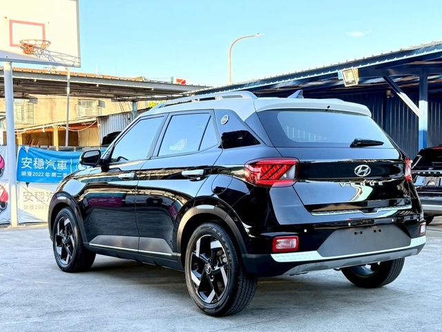 GLC 原廠保固 懷特黑 光圈日行燈 車道維持 CARPLAY 緊急煞停 導航系統 無線充電座 恆溫空調 免鑰匙摸門  第4張相片