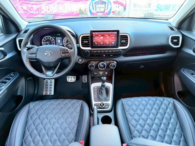 GLC 原廠保固 懷特黑 光圈日行燈 車道維持 CARPLAY 緊急煞停 導航系統 無線充電座 恆溫空調 免鑰匙摸門  第6張相片