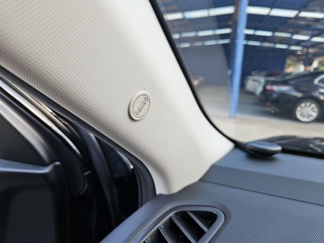 GLC 原廠保固 懷特黑 光圈日行燈 車道維持 CARPLAY 緊急煞停 導航系統 無線充電座 恆溫空調 免鑰匙摸門  第10張相片