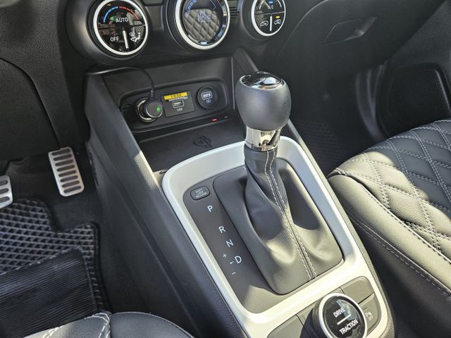 GLC 原廠保固 懷特黑 光圈日行燈 車道維持 CARPLAY 緊急煞停 導航系統 無線充電座 恆溫空調 免鑰匙摸門  第13張相片