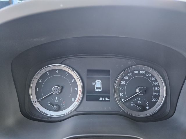 GLC 原廠保固 懷特黑 光圈日行燈 車道維持 CARPLAY 緊急煞停 導航系統 無線充電座 恆溫空調 免鑰匙摸門  第14張相片