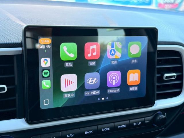 GLC 原廠保固 懷特黑 光圈日行燈 車道維持 CARPLAY 緊急煞停 導航系統 無線充電座 恆溫空調 免鑰匙摸門  第15張相片