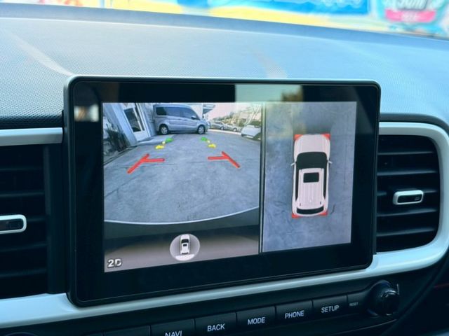 GLC 原廠保固 懷特黑 光圈日行燈 車道維持 CARPLAY 緊急煞停 導航系統 無線充電座 恆溫空調 免鑰匙摸門  第16張相片