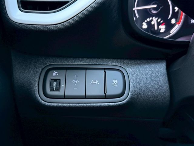 GLC 原廠保固 懷特黑 光圈日行燈 車道維持 CARPLAY 緊急煞停 導航系統 無線充電座 恆溫空調 免鑰匙摸門  第17張相片