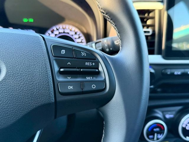 GLC 原廠保固 懷特黑 光圈日行燈 車道維持 CARPLAY 緊急煞停 導航系統 無線充電座 恆溫空調 免鑰匙摸門  第19張相片