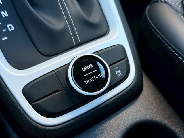 GLC 原廠保固 懷特黑 光圈日行燈 車道維持 CARPLAY 緊急煞停 導航系統 無線充電座 恆溫空調 免鑰匙摸門  第20張相片