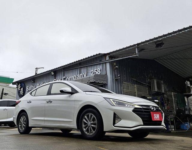 第六世代Elantra 全新安卓機 CarPlay 定速巡航 後座出風口 方向盤快控 自動感應頭燈 倒車顯影  第3張相片