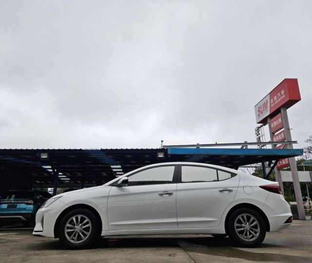 第六世代Elantra 全新安卓機 CarPlay 定速巡航 後座出風口 方向盤快控 自動感應頭燈 倒車顯影  第4張相片