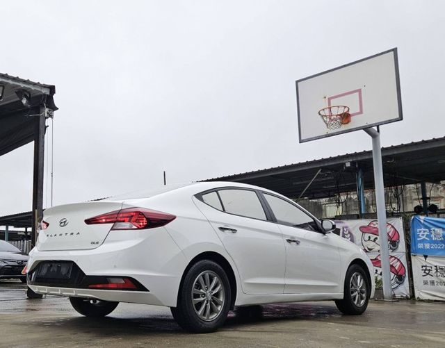 第六世代Elantra 全新安卓機 CarPlay 定速巡航 後座出風口 方向盤快控 自動感應頭燈 倒車顯影  第5張相片