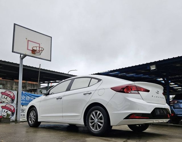 第六世代Elantra 全新安卓機 CarPlay 定速巡航 後座出風口 方向盤快控 自動感應頭燈 倒車顯影  第6張相片