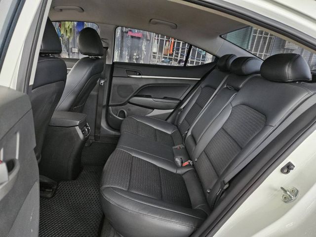 第六世代Elantra 全新安卓機 CarPlay 定速巡航 後座出風口 方向盤快控 自動感應頭燈 倒車顯影  第8張相片