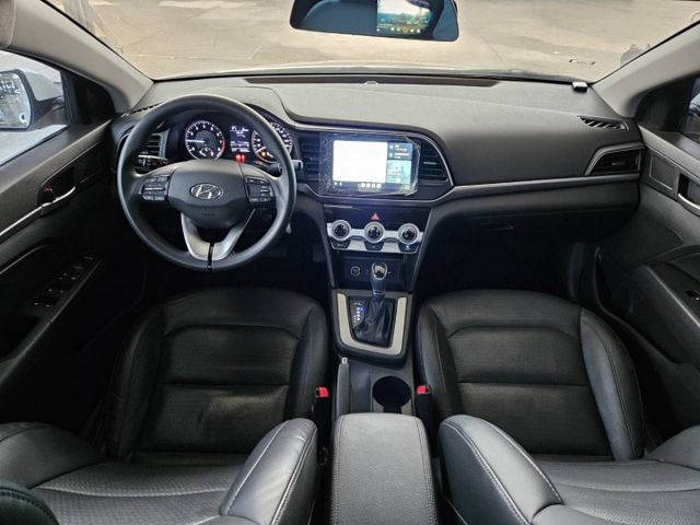 第六世代Elantra 全新安卓機 CarPlay 定速巡航 後座出風口 方向盤快控 自動感應頭燈 倒車顯影  第9張相片