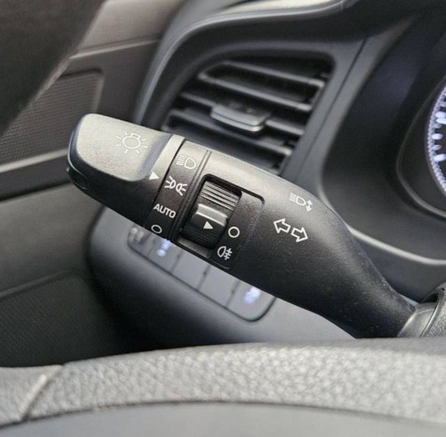 第六世代Elantra 全新安卓機 CarPlay 定速巡航 後座出風口 方向盤快控 自動感應頭燈 倒車顯影  第17張相片