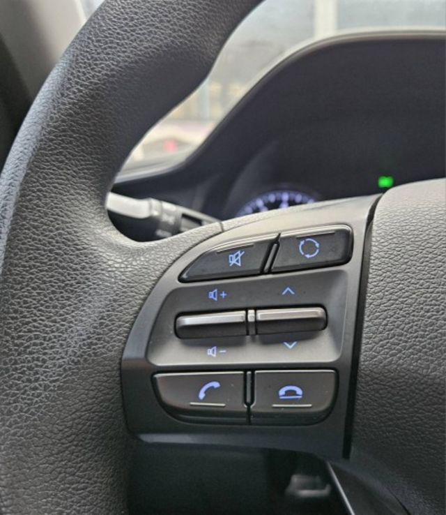 第六世代Elantra 全新安卓機 CarPlay 定速巡航 後座出風口 方向盤快控 自動感應頭燈 倒車顯影  第19張相片