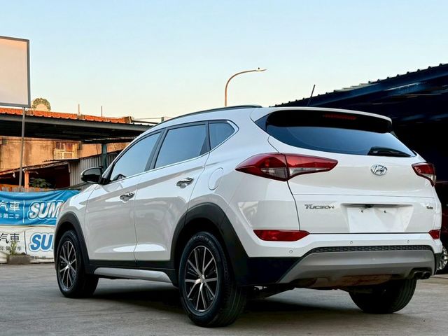 1.6t 汽油頂級 全景天窗 盲點偵測 電動座椅 分區溫控 免鑰匙解鎖啟動 LED頭燈 定速巡航 後座出風口  第4張相片