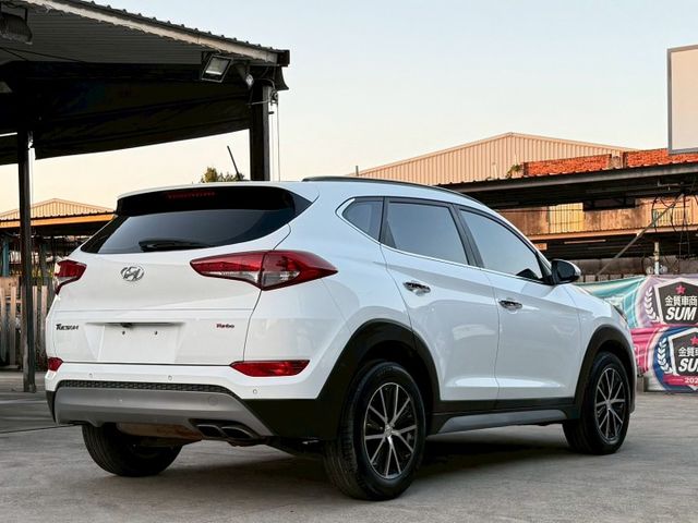 1.6t 汽油頂級 全景天窗 盲點偵測 電動座椅 分區溫控 免鑰匙解鎖啟動 LED頭燈 定速巡航 後座出風口  第5張相片