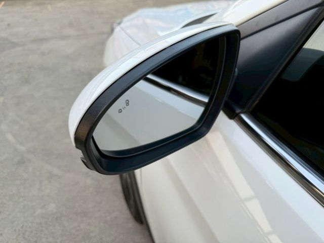 1.6t 汽油頂級 全景天窗 盲點偵測 電動座椅 分區溫控 免鑰匙解鎖啟動 LED頭燈 定速巡航 後座出風口  第9張相片