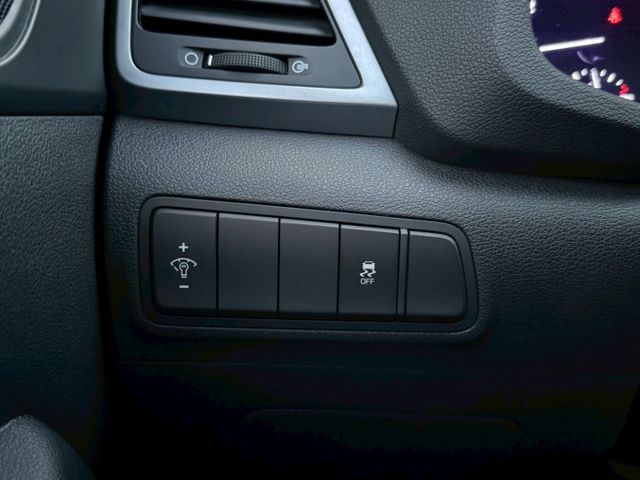 1.6t 汽油頂級 全景天窗 盲點偵測 電動座椅 分區溫控 免鑰匙解鎖啟動 LED頭燈 定速巡航 後座出風口  第16張相片