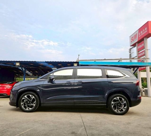 GLT-B款 七人座 第二排VIP皇家座椅 雙電動滑門 全景天窗 電動尾門 ACC跟車 盲點偵測 環景  CarPlay  第3張相片