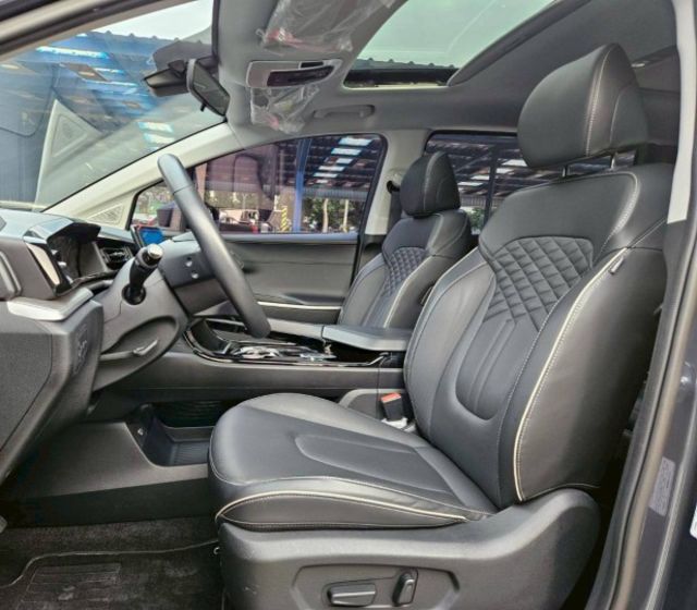 GLT-B款 七人座 第二排VIP皇家座椅 雙電動滑門 全景天窗 電動尾門 ACC跟車 盲點偵測 環景  CarPlay  第6張相片