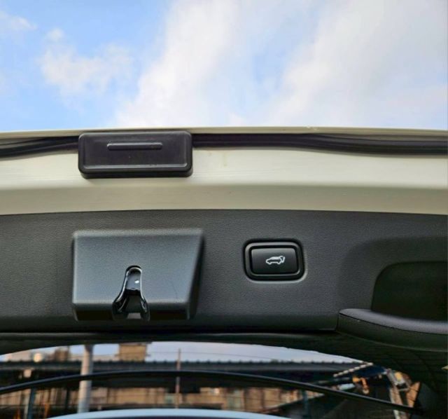 B版 全景天窗 貫穿尾燈 LED大燈日行燈 電動尾門 CARPLAY 跟車 盲點 車道置中 KEYLESS 電子後照鏡  第6張相片