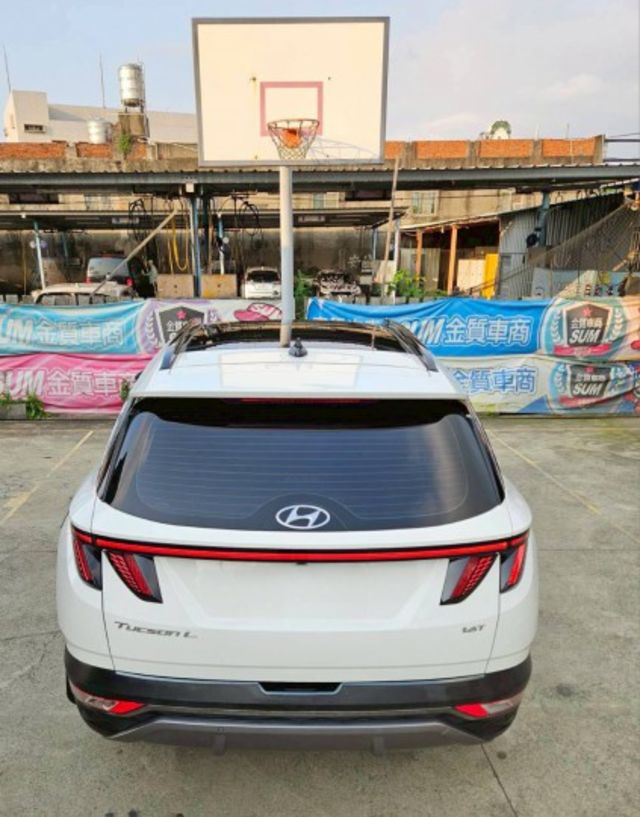 B版 全景天窗 貫穿尾燈 LED大燈日行燈 電動尾門 CARPLAY 跟車 盲點 車道置中 KEYLESS 電子後照鏡  第7張相片