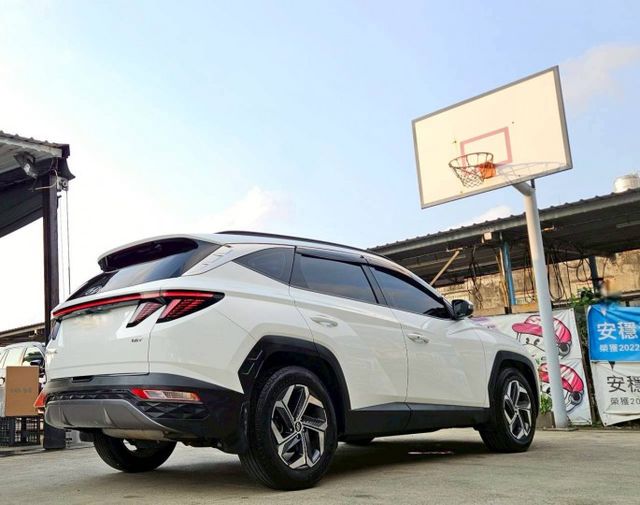 B版 全景天窗 貫穿尾燈 LED大燈日行燈 電動尾門 CARPLAY 跟車 盲點 車道置中 KEYLESS 電子後照鏡  第8張相片