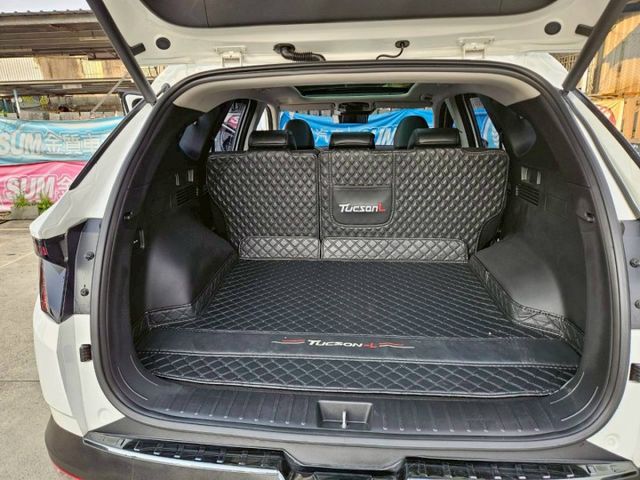 B版 全景天窗 貫穿尾燈 LED大燈日行燈 電動尾門 CARPLAY 跟車 盲點 車道置中 KEYLESS 電子後照鏡  第11張相片