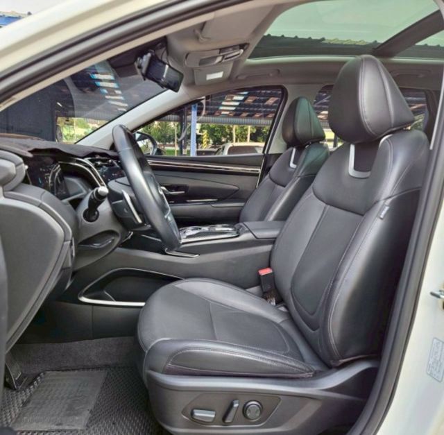 B版 全景天窗 貫穿尾燈 LED大燈日行燈 電動尾門 CARPLAY 跟車 盲點 車道置中 KEYLESS 電子後照鏡  第13張相片