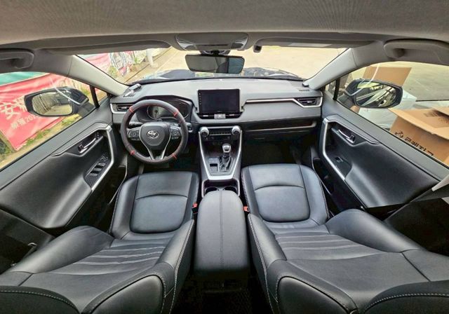 旗艦款  360環景 電子後視鏡 車頂架 雙前座電動座椅 電動尾門 TTS2.0 LED大燈 日行燈 KEYLESS  第9張相片