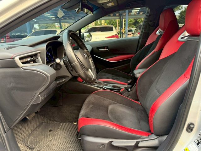 旗艦版 白黑雙色 HUD抬顯 換檔撥片 分區溫控 ACC跟車 盲點偵測 AEB緊急煞停 LED頭燈 中控螢幕 雙前電熱椅  第6張相片