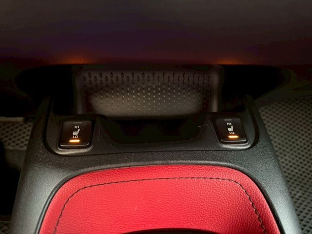 旗艦版 白黑雙色 HUD抬顯 換檔撥片 分區溫控 ACC跟車 盲點偵測 AEB緊急煞停 LED頭燈 中控螢幕 雙前電熱椅  第9張相片