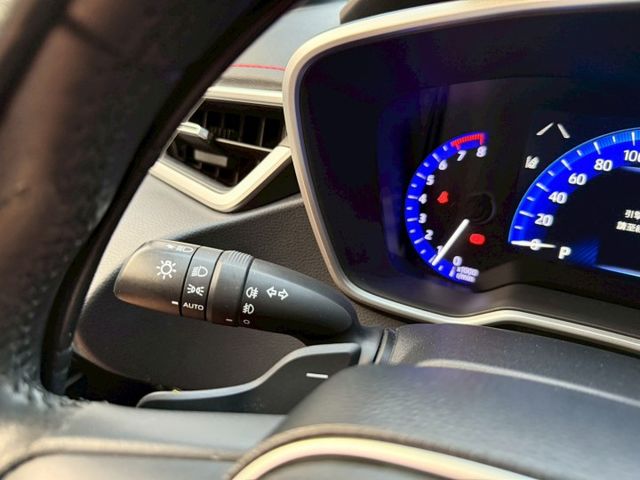 旗艦版 白黑雙色 HUD抬顯 換檔撥片 分區溫控 ACC跟車 盲點偵測 AEB緊急煞停 LED頭燈 中控螢幕 雙前電熱椅  第10張相片