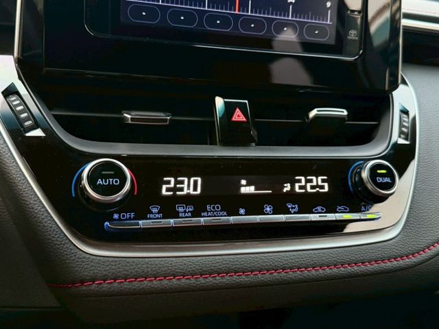 旗艦版 白黑雙色 HUD抬顯 換檔撥片 分區溫控 ACC跟車 盲點偵測 AEB緊急煞停 LED頭燈 中控螢幕 雙前電熱椅  第17張相片