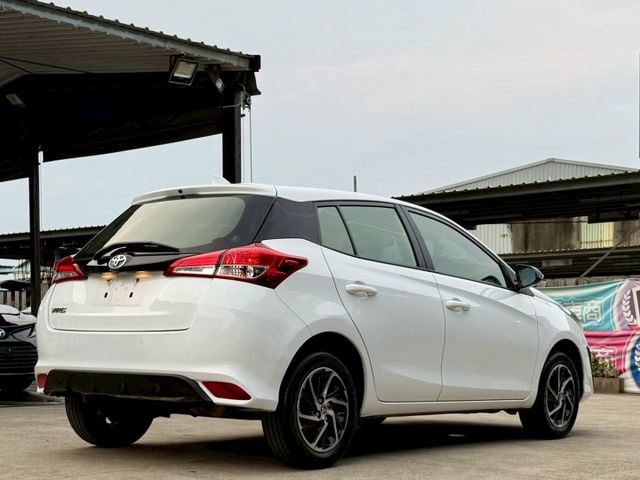 YARIS大鴨 原廠保固中 定速巡航 電動收折 中控螢幕 藍芽連線 自動光感感應頭燈 駐車雷達 頭燈水平調整  第4張相片