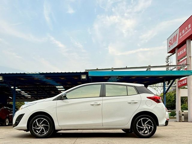 YARIS大鴨 原廠保固中 定速巡航 電動收折 中控螢幕 藍芽連線 自動光感感應頭燈 駐車雷達 頭燈水平調整  第5張相片