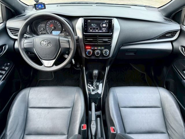 YARIS大鴨 原廠保固中 定速巡航 電動收折 中控螢幕 藍芽連線 自動光感感應頭燈 駐車雷達 頭燈水平調整  第8張相片