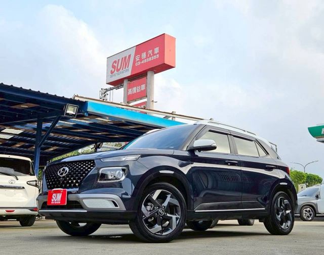 GLB款 藍白雙色 原廠保養紀錄 升級環景系統 盲點偵測 恆溫空調 定速巡航 免鑰匙摸門解鎖 CarPlay 電子後視鏡  第1張相片