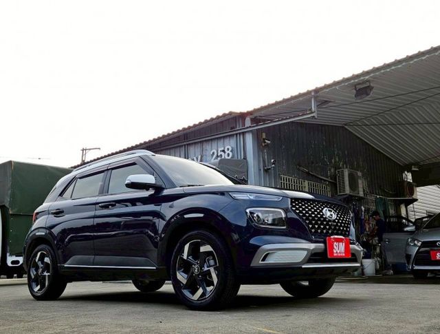 GLB款 藍白雙色 原廠保養紀錄 升級環景系統 盲點偵測 恆溫空調 定速巡航 免鑰匙摸門解鎖 CarPlay 電子後視鏡  第2張相片