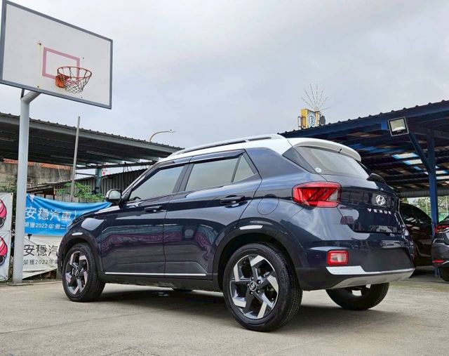 GLB款 藍白雙色 原廠保養紀錄 升級環景系統 盲點偵測 恆溫空調 定速巡航 免鑰匙摸門解鎖 CarPlay 電子後視鏡  第5張相片